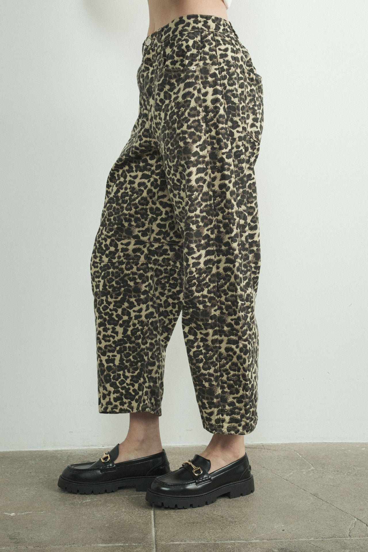 ANIMAL BARREl LEG RELAX FIT DENIM ANIMAL PRINT PANTS