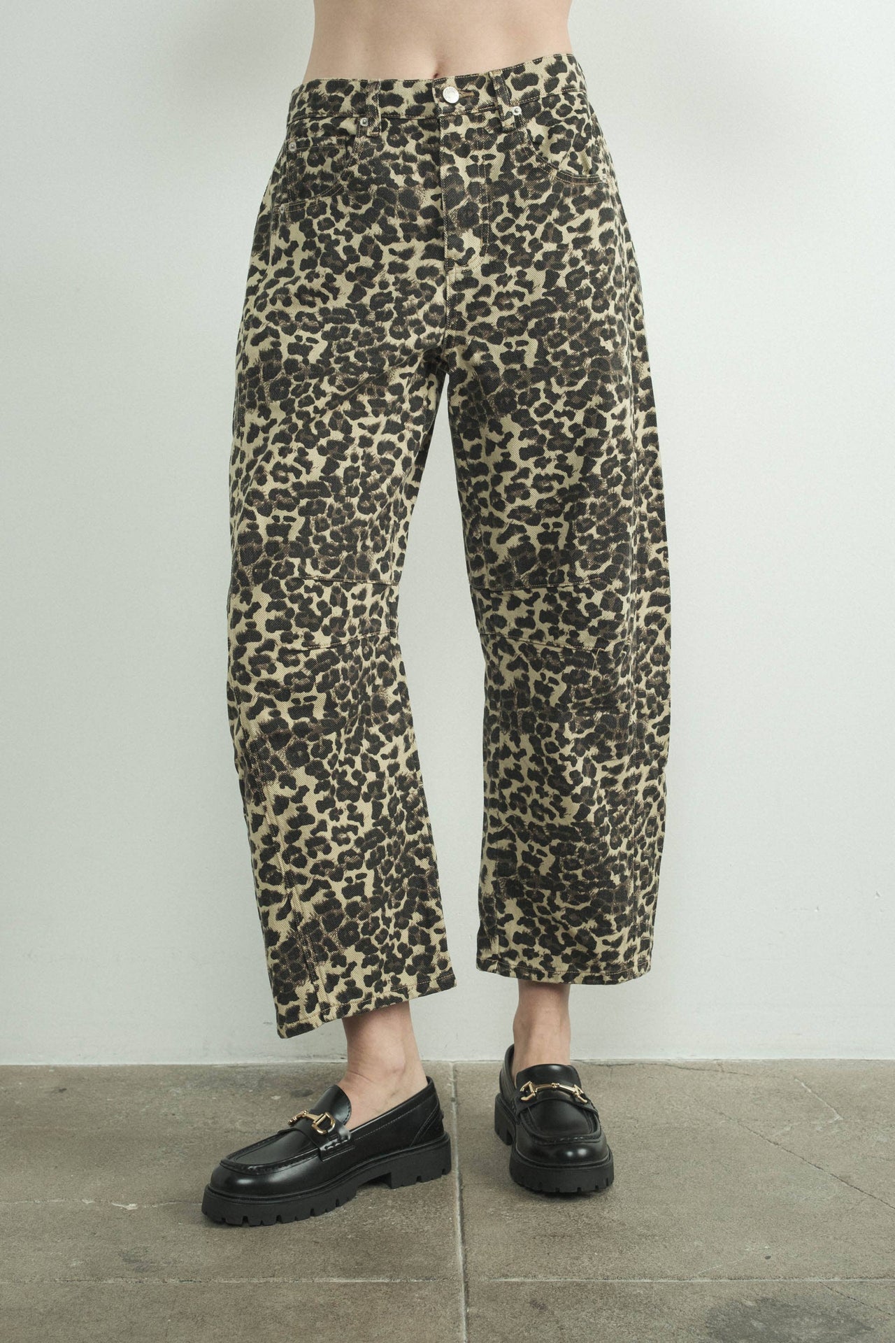 ANIMAL BARREl LEG RELAX FIT DENIM ANIMAL PRINT PANTS