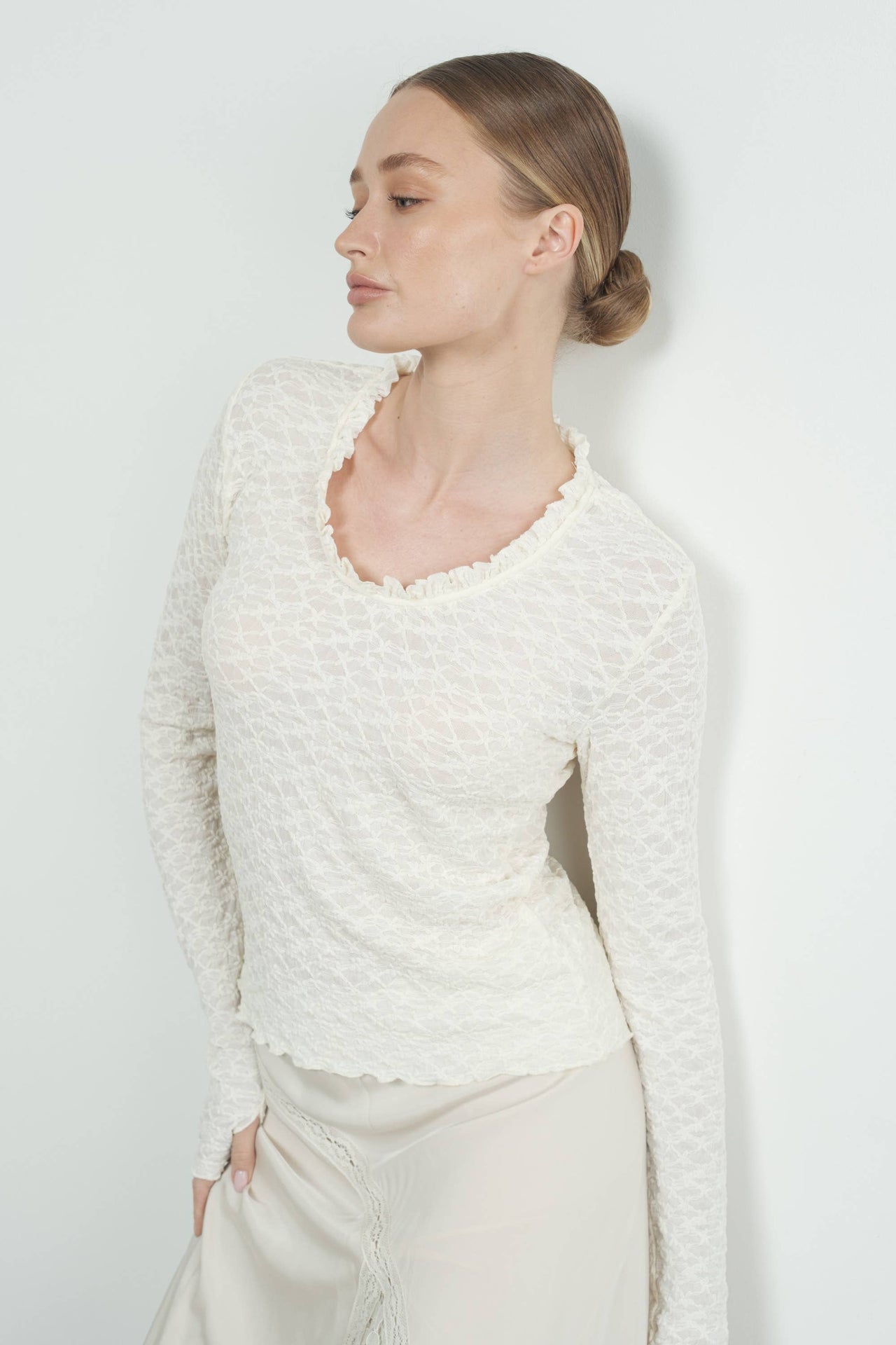 LACE TOP WITH RUFFLE ROUND NECK